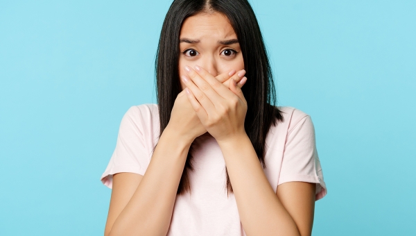 Plak Gigi Menyebabkan Bau Mulut, Perawatan Apa yang Harus Dilakukan?